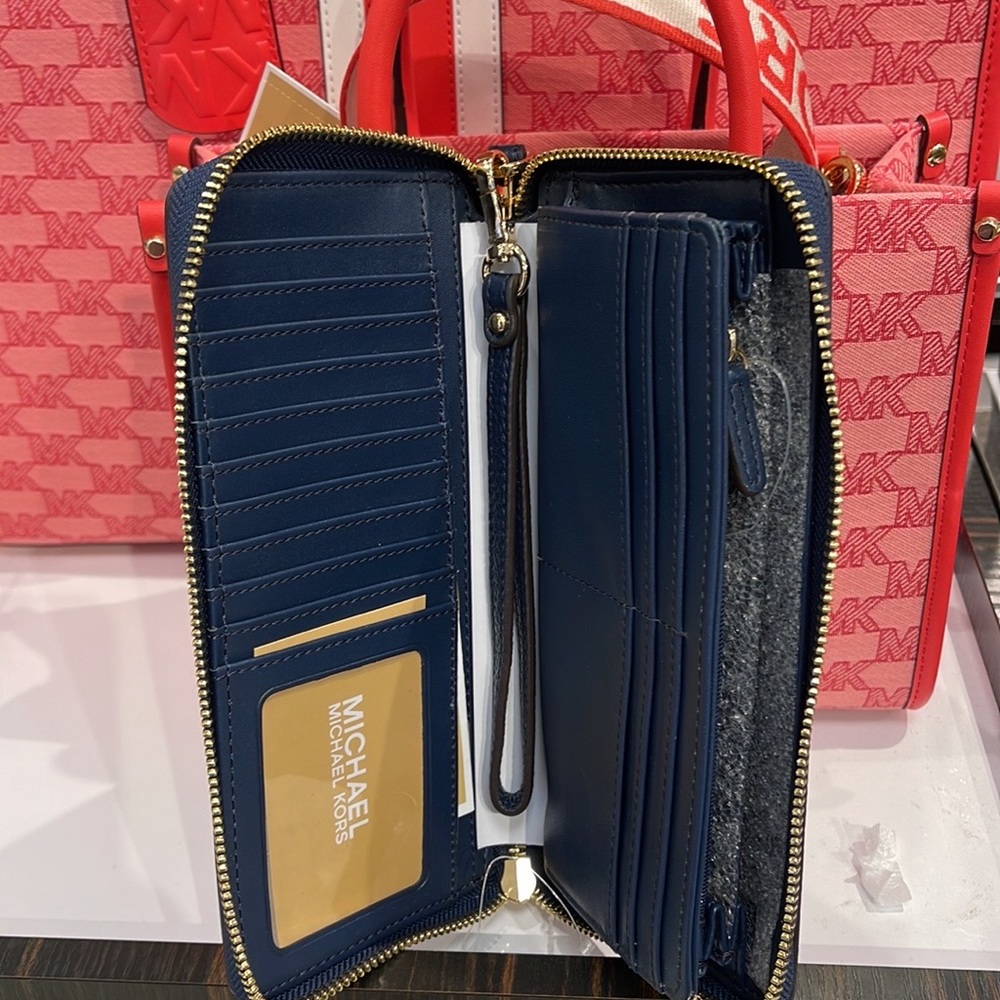 Michael Kors Jet Set Travel Large Travel CONTINENTAL 
Navy - Picture 7 of 16